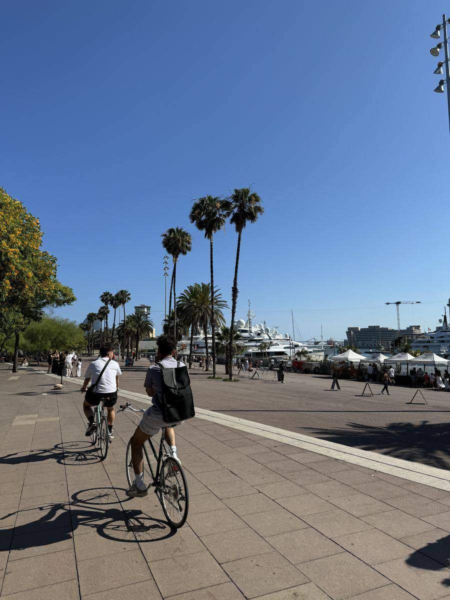 Fietsen langs de boulevard tijdens de workcation