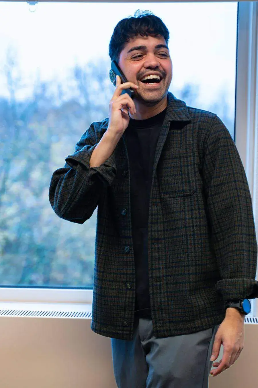 Eli Wuarbanaran aan de telefoon