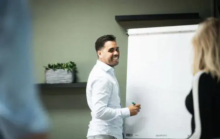Presentatie bij een whiteboard tijdens een teamsessie