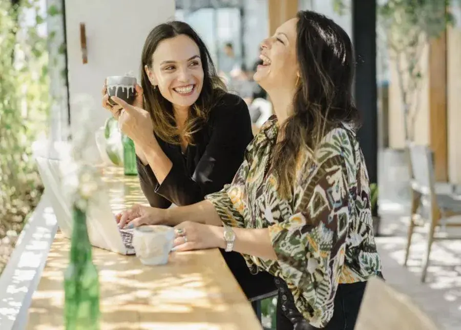 Collega's lachen samen tijdens een pauze