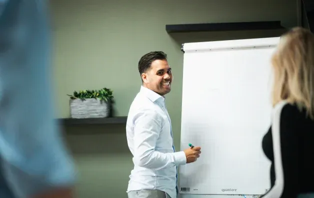 Ruben Wuarbanaran aan het whiteboard met het team