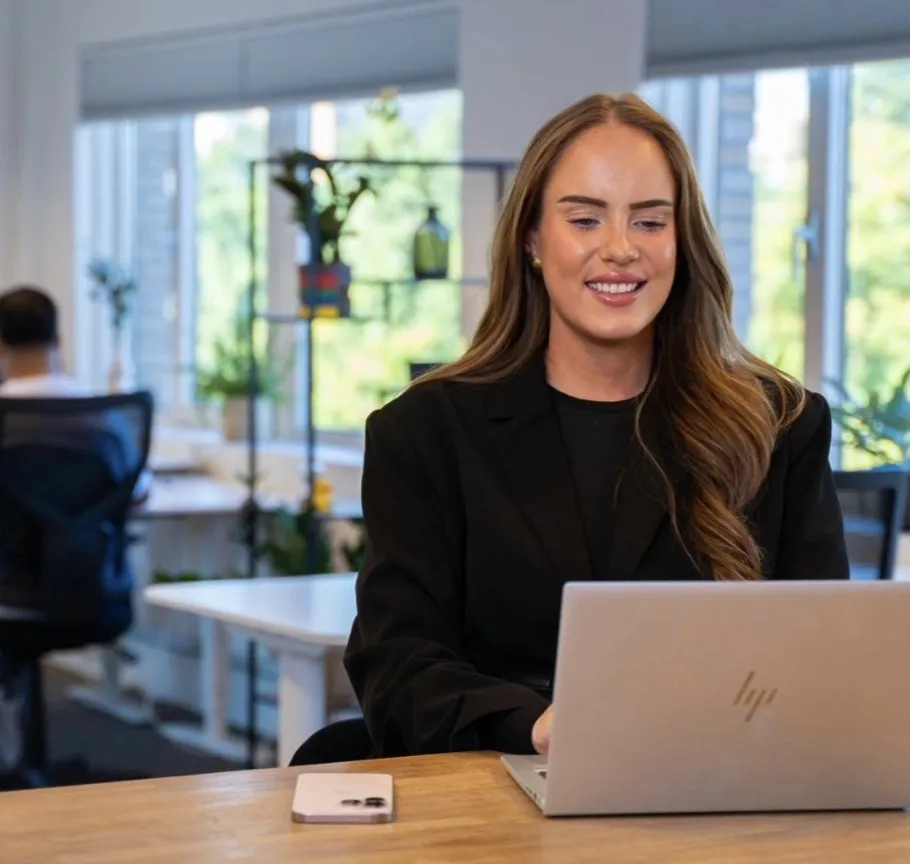 Recruiter van Louie.works achter de laptop